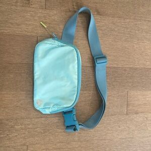 Lululemon everywhere belt bag